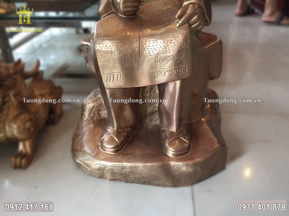 Bác đi đôi dép cao su đơn sơ